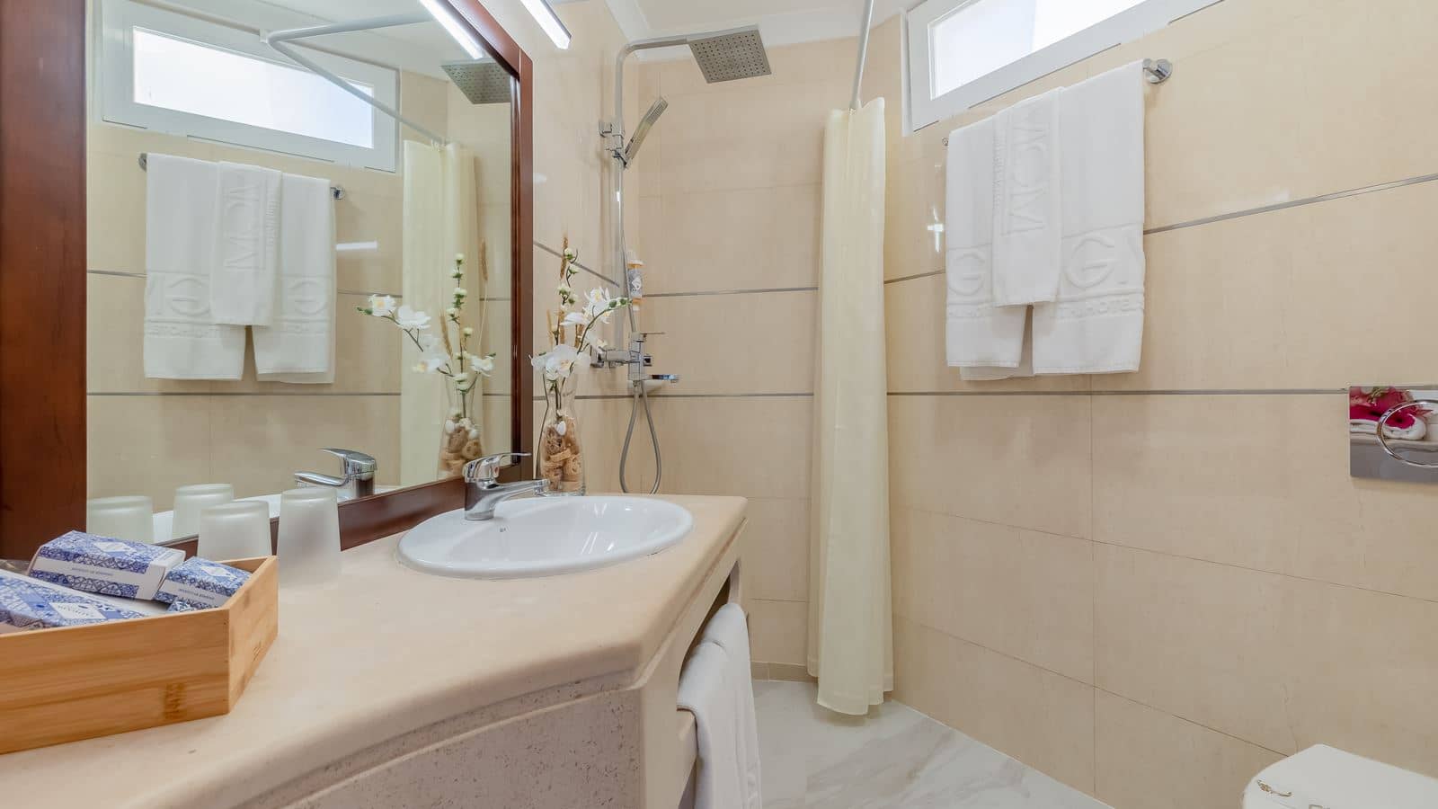 rooms-deluxe-two-bedroom-suite-sea-view-t2is