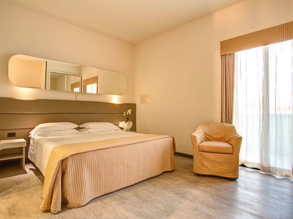 rooms-classic-room--with-balcony