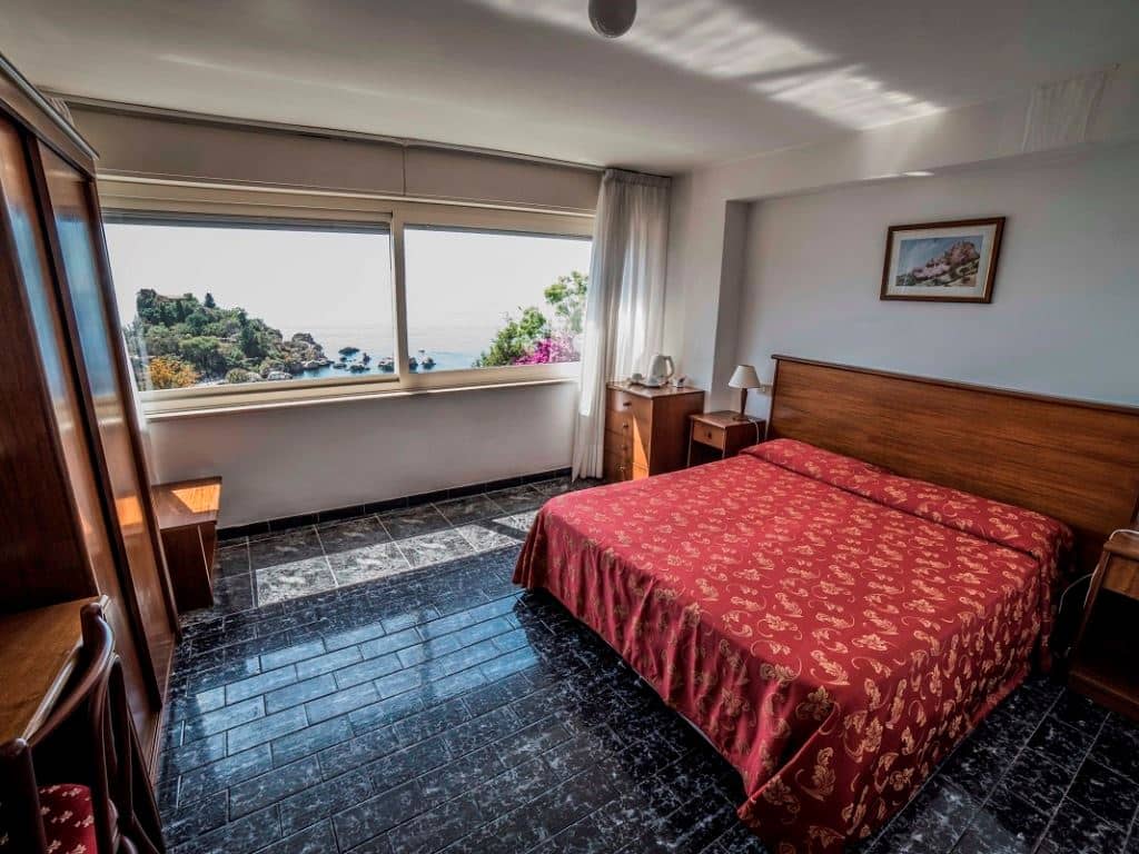 rooms-single-room-with-balcony