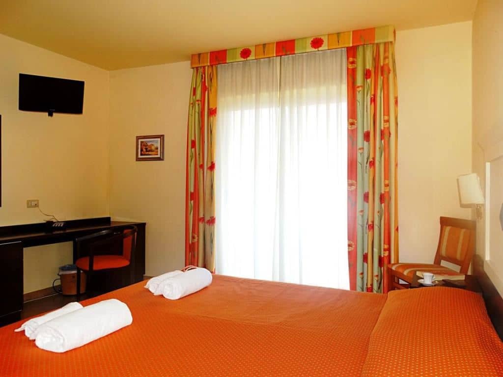 rooms-classic-room