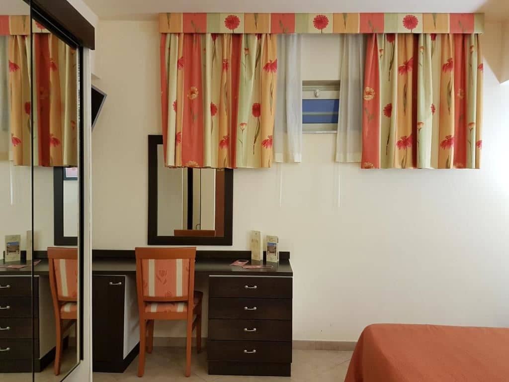rooms-classic-room