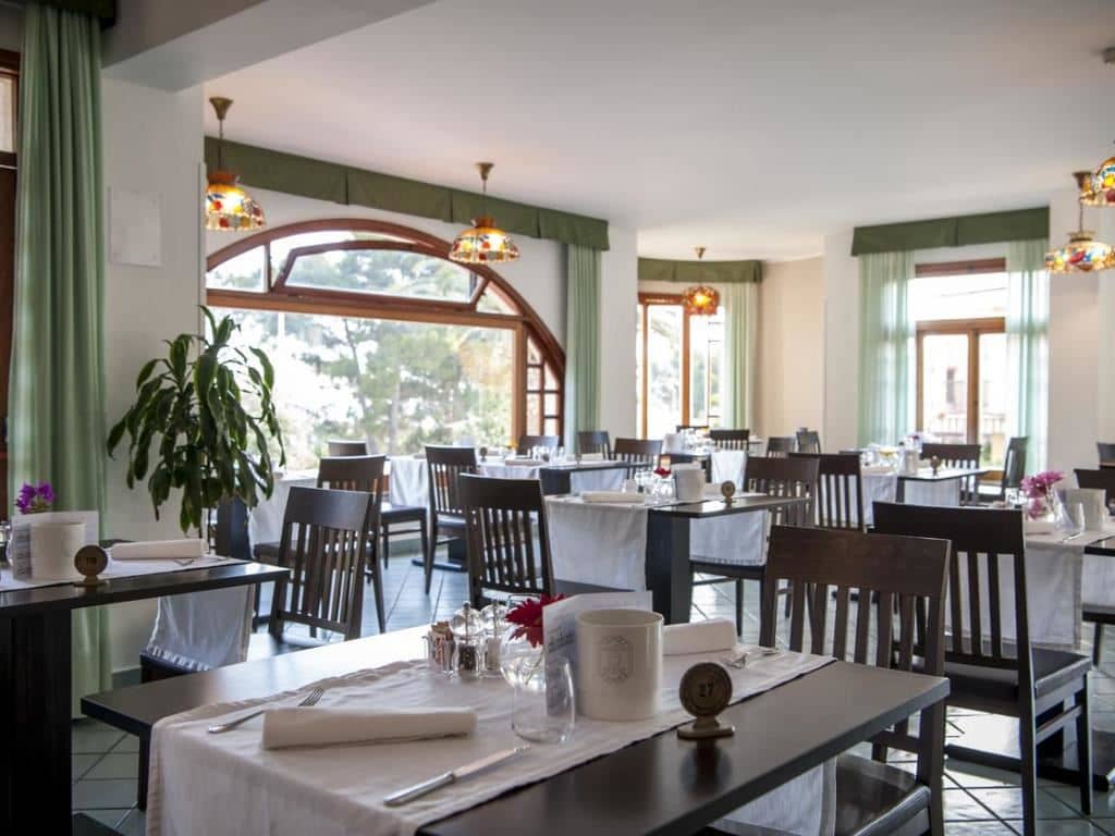 restaurants-restaurant