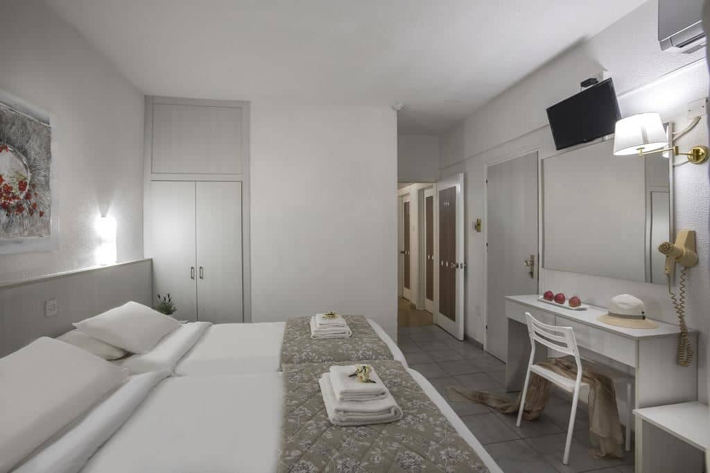 rooms-triple-standard-room-balcony