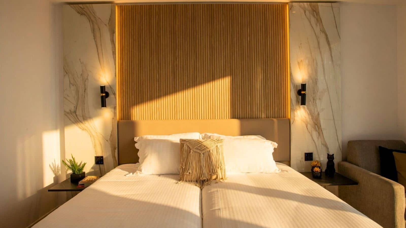 rooms-superior-room-lateralseaview-balcony