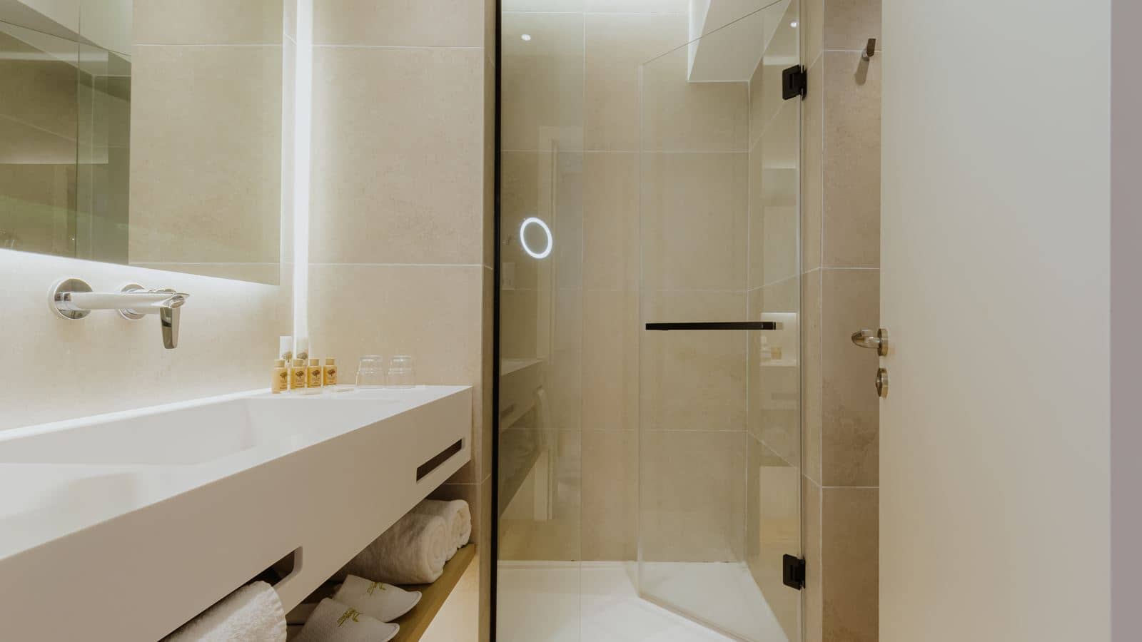 rooms-superior-room--balcony-