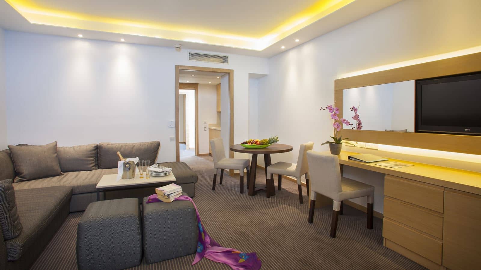 rooms-deluxe-suite-seaview-balcony