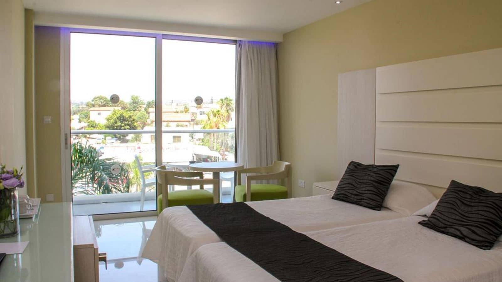 rooms-singleuse-standard-room-balcony