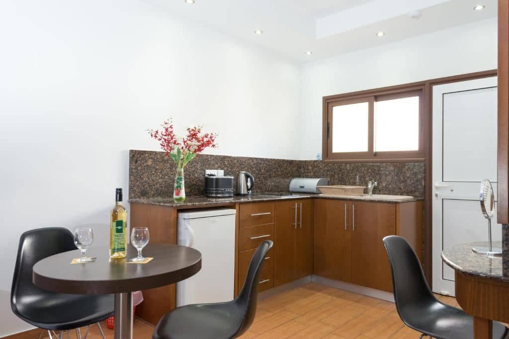 rooms-deluxe-studio-balcony-or-terrace
