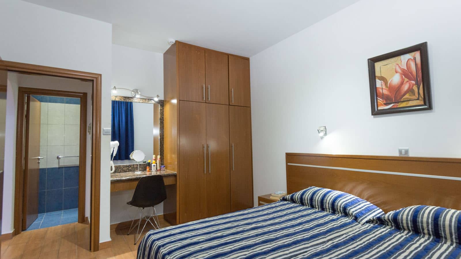 rooms-1-bedroom-apartment-balcony-or-terrace