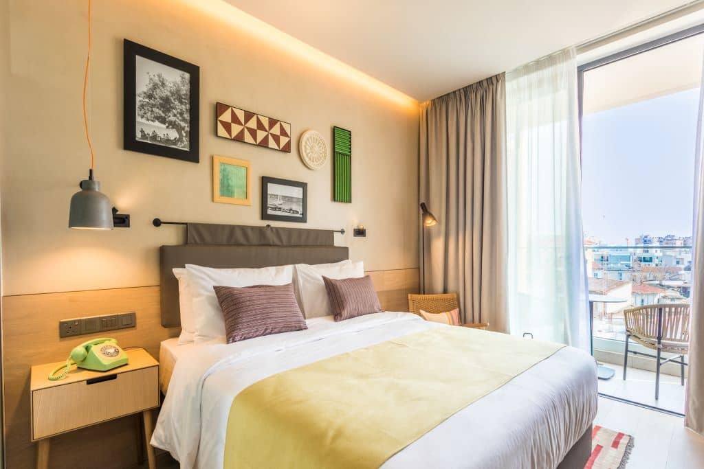 rooms-singleuse-deluxe-room-cityview-balcony