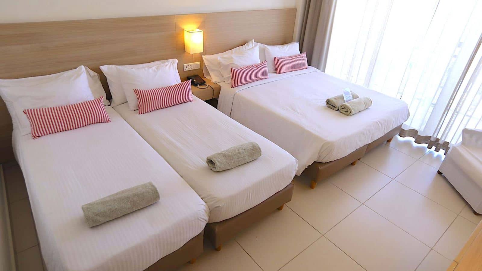 rooms-standard-familyroom-lateralseaview-balcony