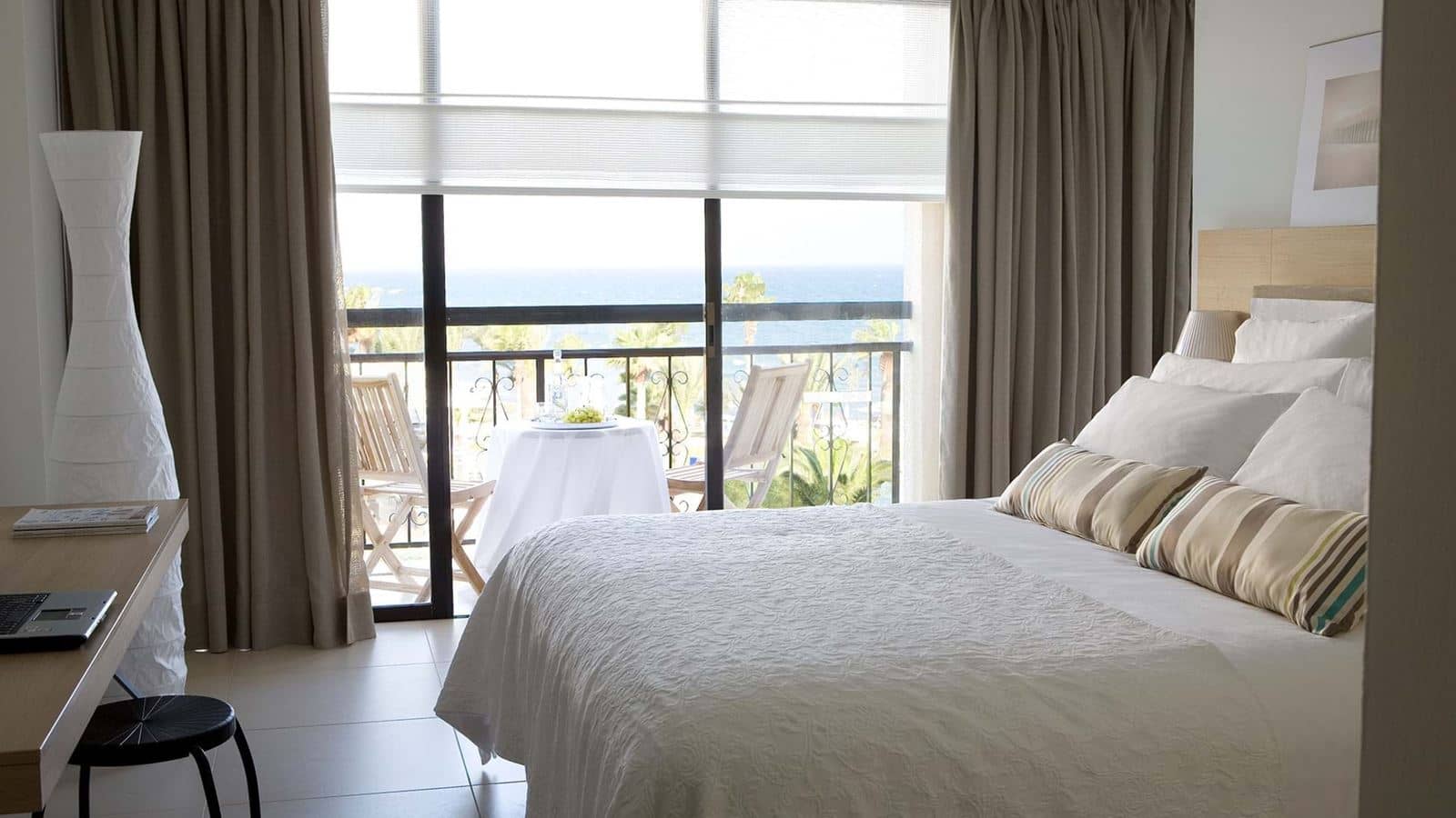 rooms-singleuse-standard-room-lateralseaview-balcony