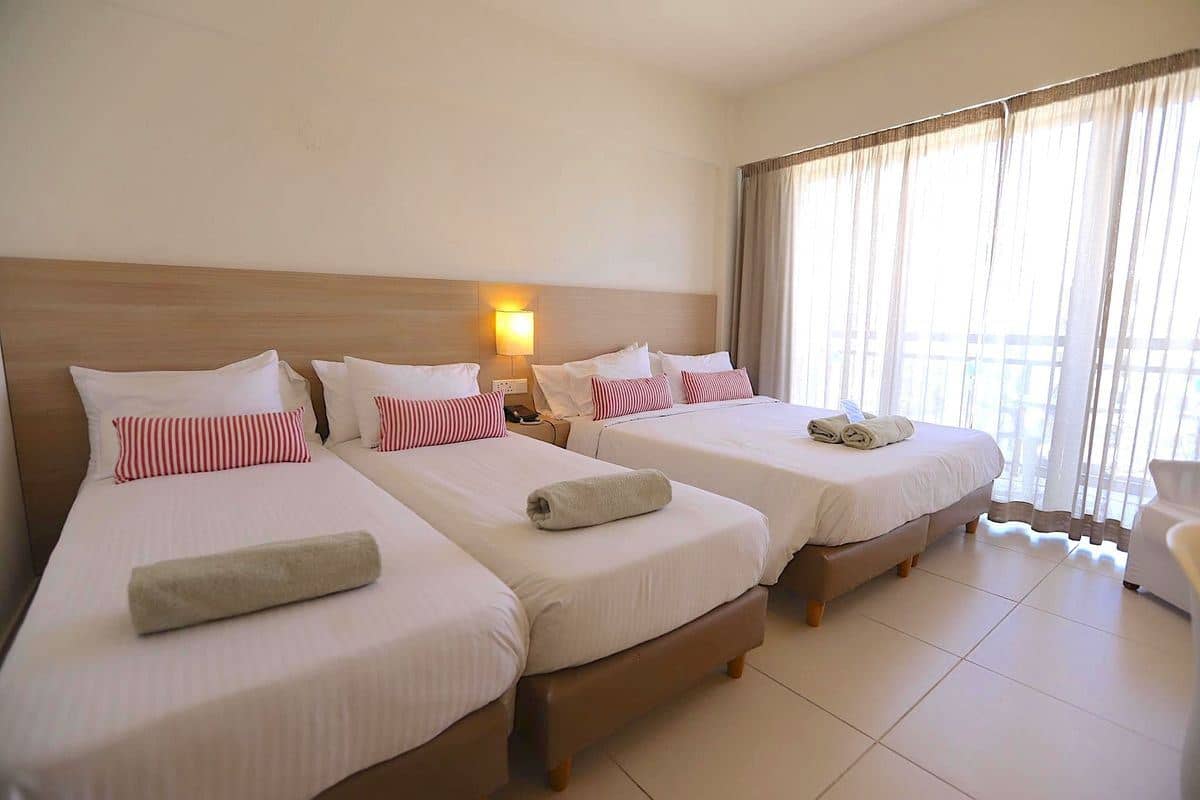 rooms-triple-standard-room-lateralseaview-balcony