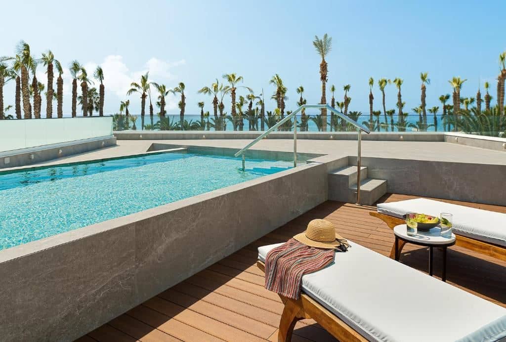 rooms-sea-scape-junior-suite-sea-view-swim-up