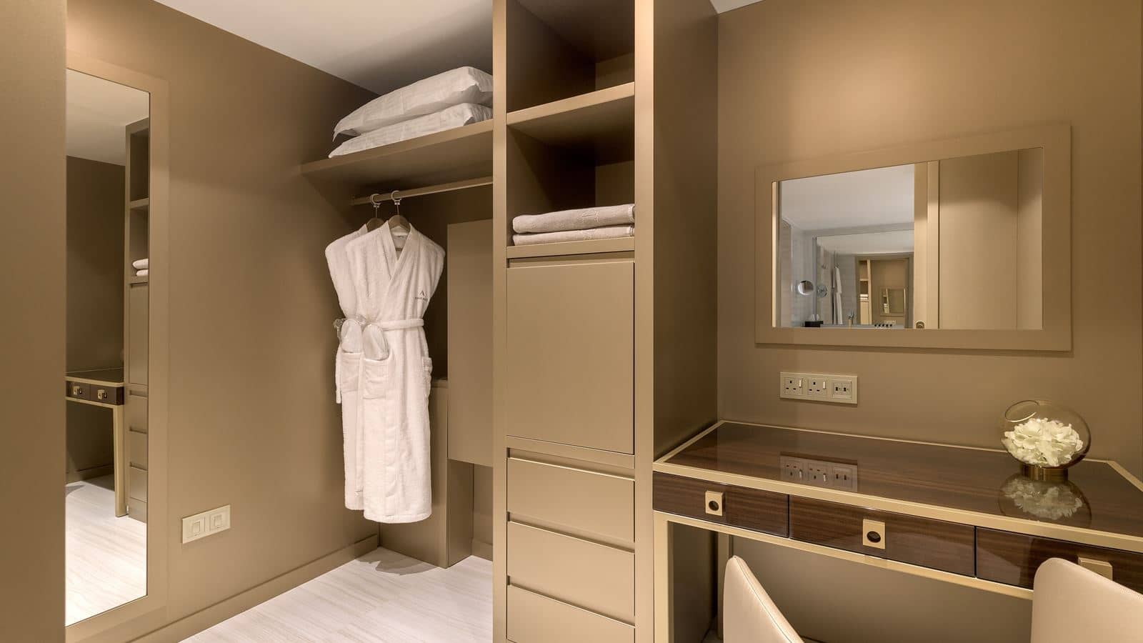 rooms-prestige-suite-swimuppoolterrace