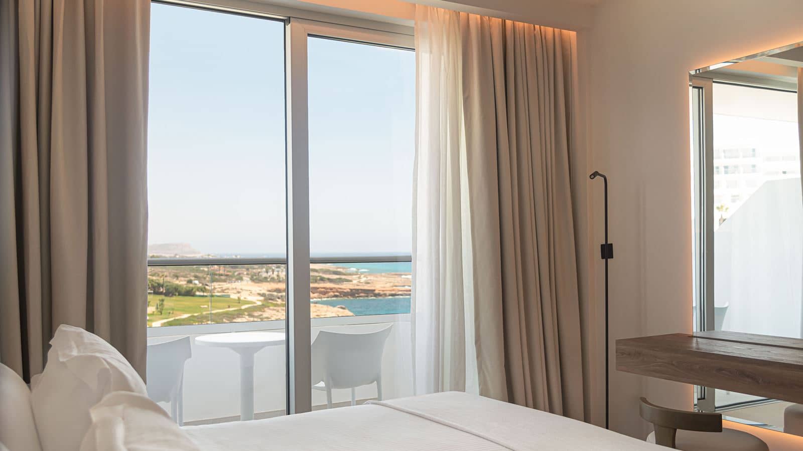 rooms-2-bedroom-familyroom-lateralseaview-balcony