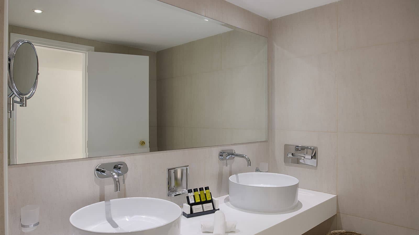 rooms-executive-studio-seaview-balcony