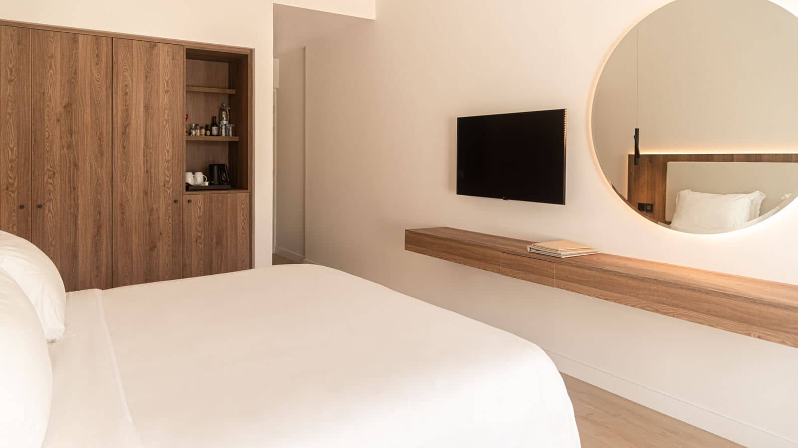 rooms-superior-studio-lateralseaview-balcony