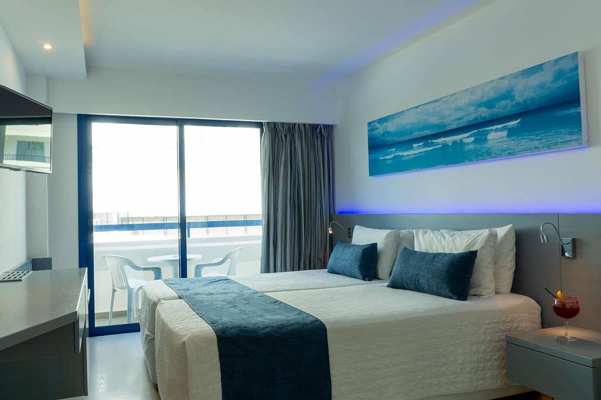 rooms-superior-room-lateralseaview-balcony