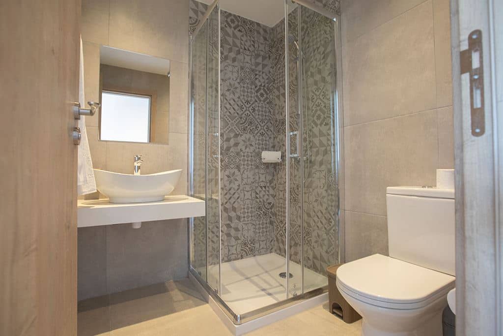 rooms-standard-familyroom-balcony
