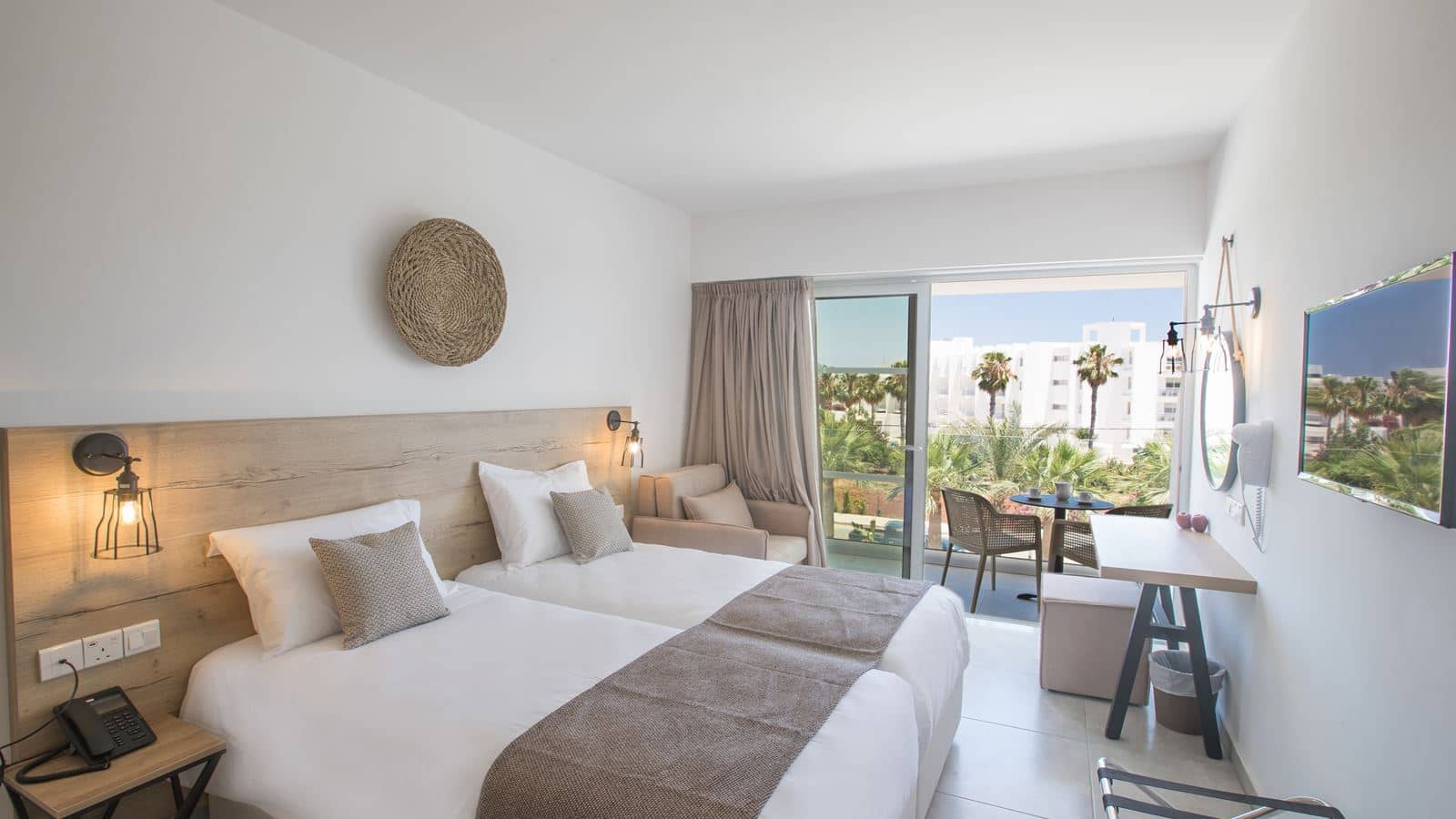 rooms-single-room-gardenview-balcony