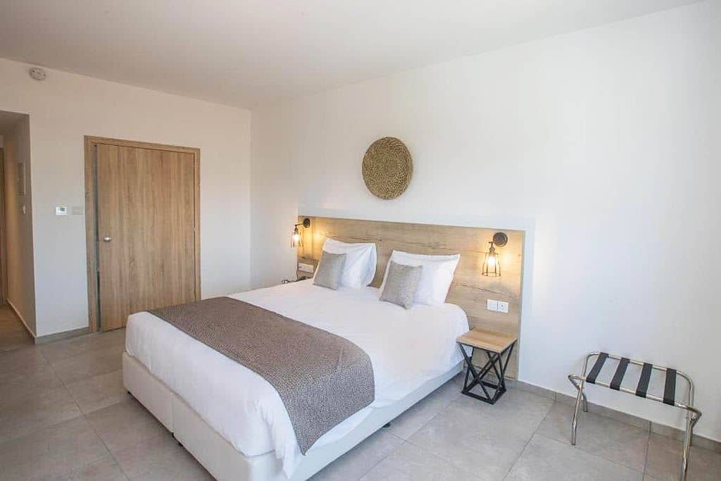rooms-single-room-poolview-balcony