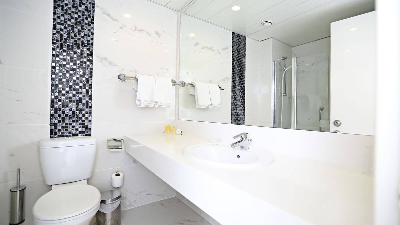 rooms-superior-familyroom-seaview-balcony-or-terrace
