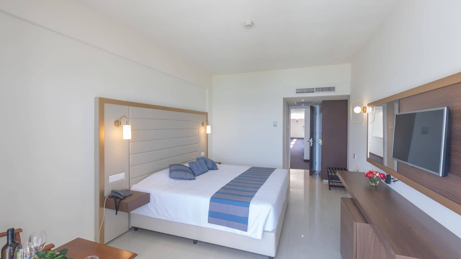 rooms-twin-standard-familyroom-lateralseaview-balcony