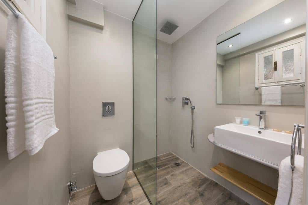 rooms-singleuse-standard-room-lateralseaview-balcony