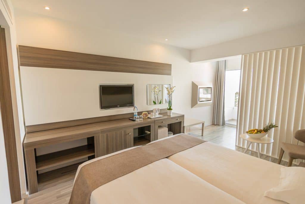 rooms-annex-familyroom-balcony