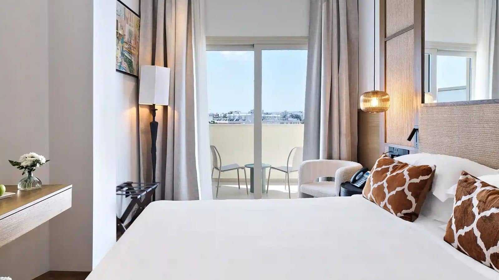 rooms-executive-room-balcony
