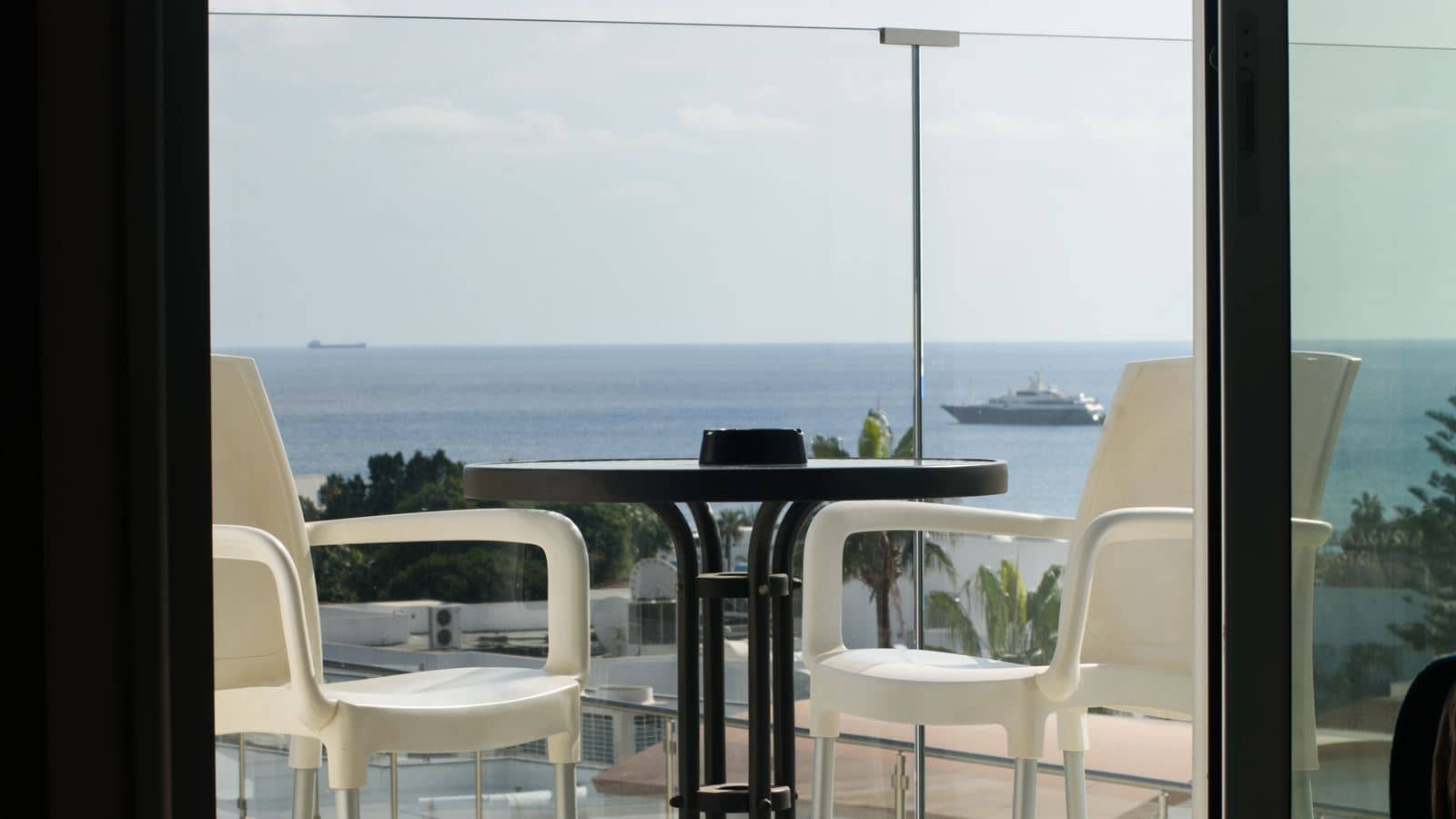 rooms-standard-room-poolview-balcony