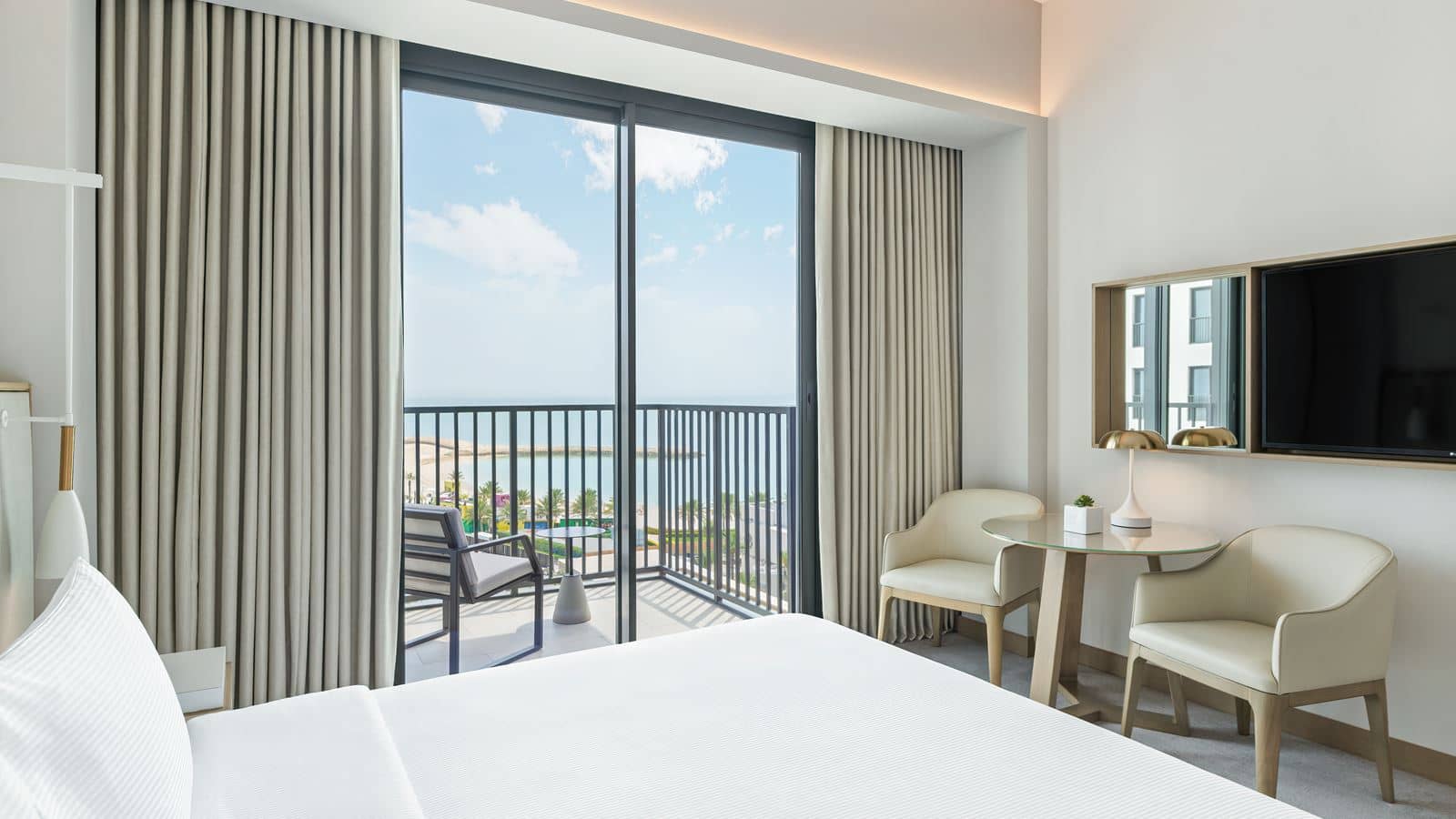 rooms-deluxe-sea-view-room-king-with-balcony