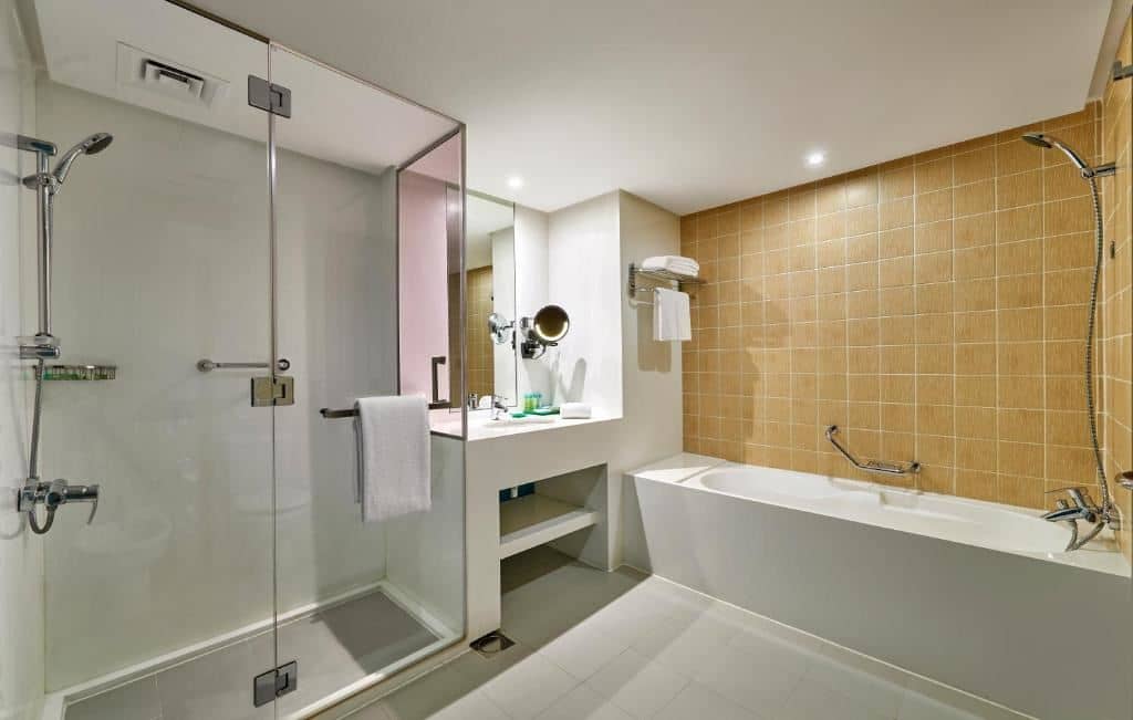 rooms-2bedroom-suite-balcony-city-view