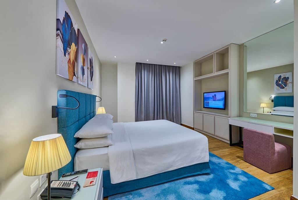 rooms-1bedroom-king-suite-with-balcony-partial-sea-view