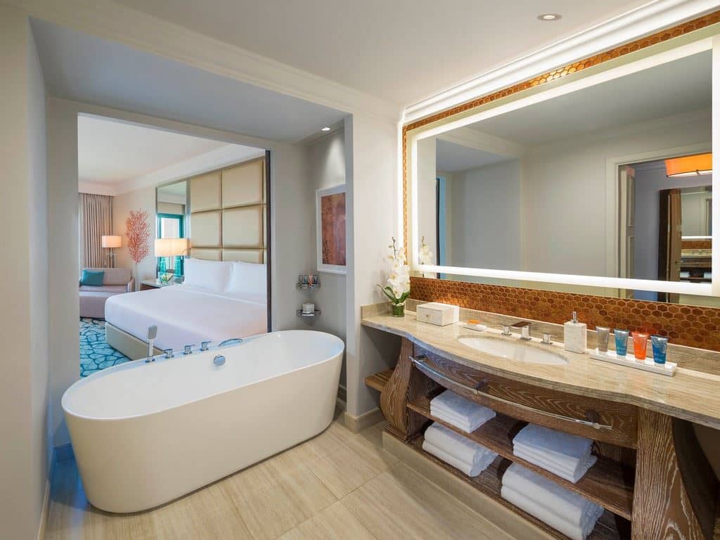 rooms-palm-queen-room