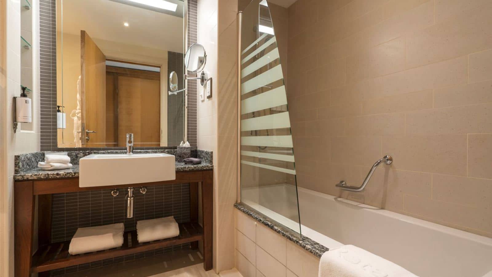 rooms-ain-dubai-sea-view-room-with-balcony