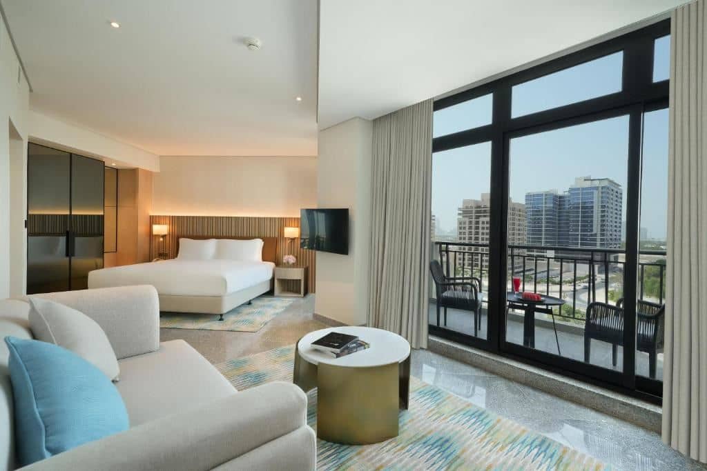 rooms-spacious-king-bedroom-with-balcony--pool-view