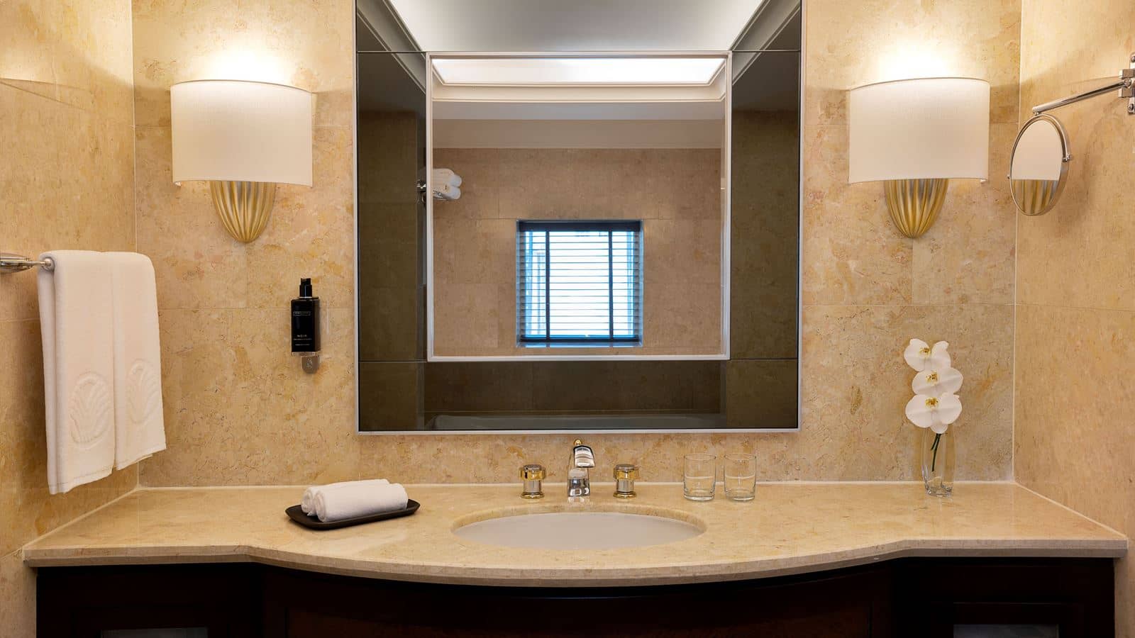 rooms-sea-view-suite-with-balcony-and-lounge-access