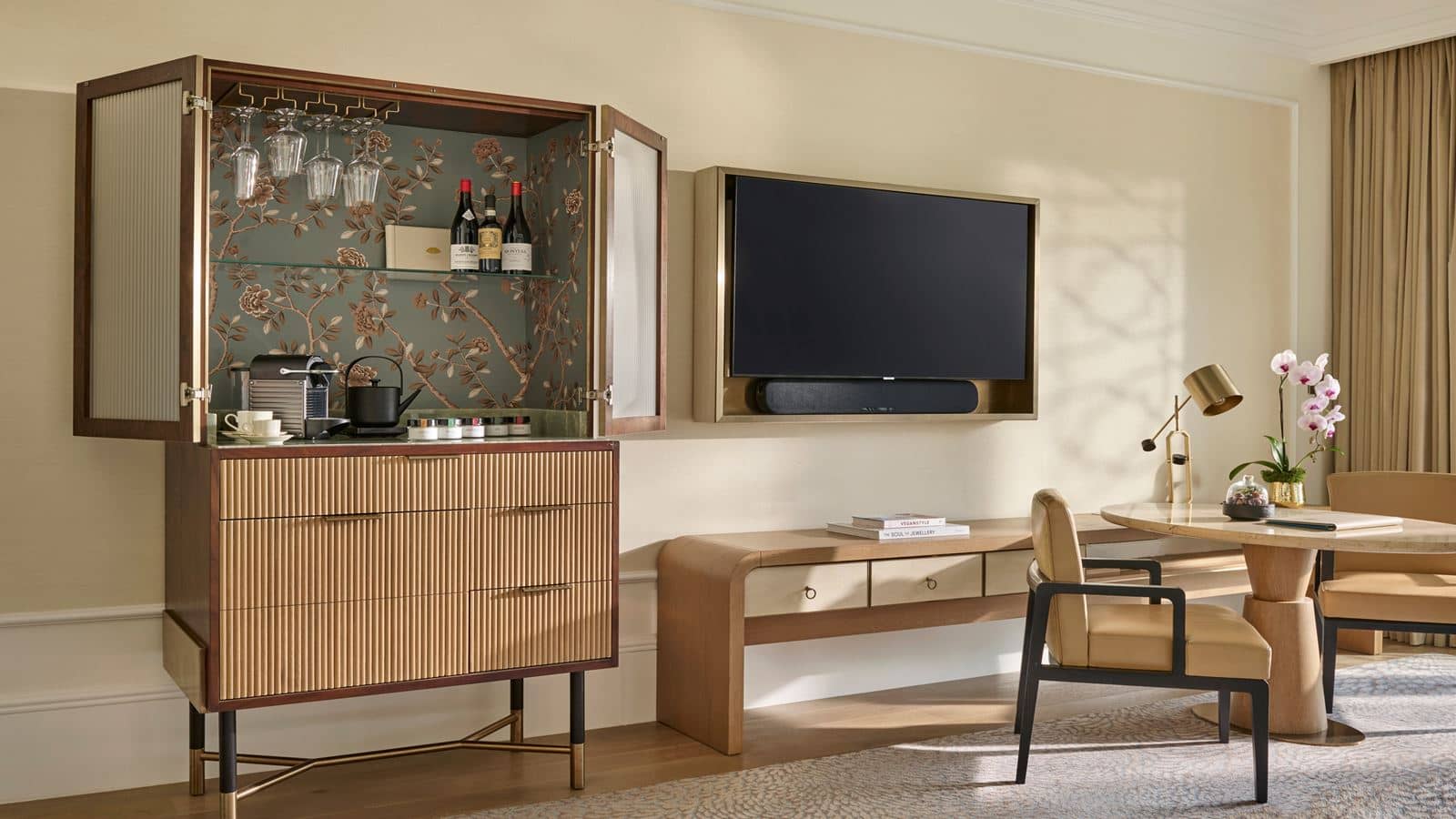 rooms-family-deluxe-city-view-room