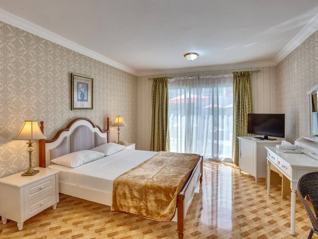 rooms-standard-room-pool-view