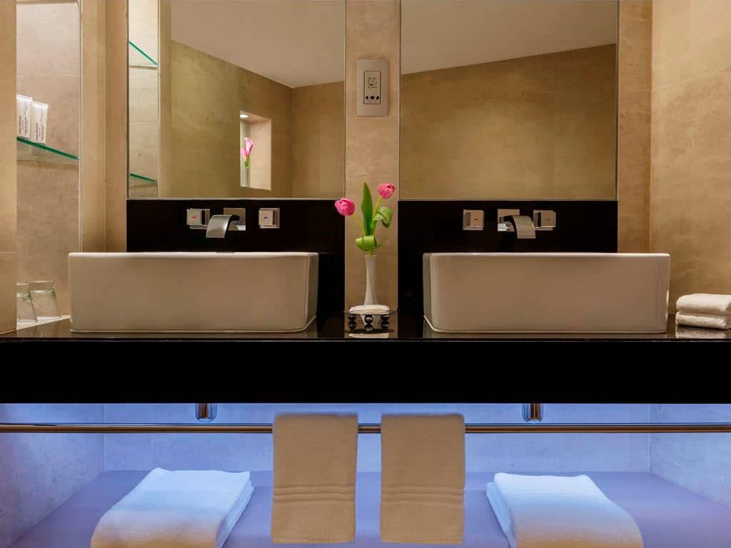 rooms-deluxe-suite