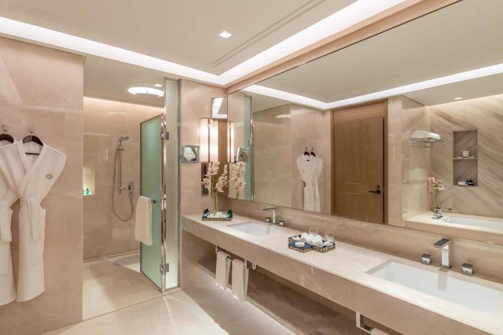 rooms-luxury-suite-sea-view-with-club-lounge-access