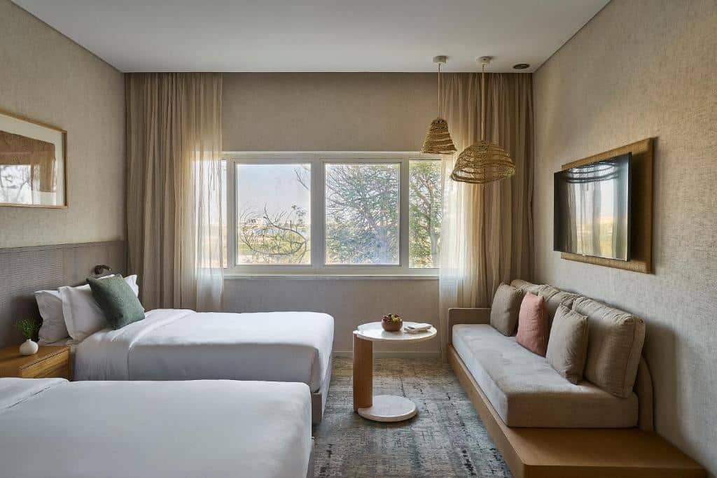 rooms-family-room-2-guest-room-interconnected-1-king-+-1-twin
