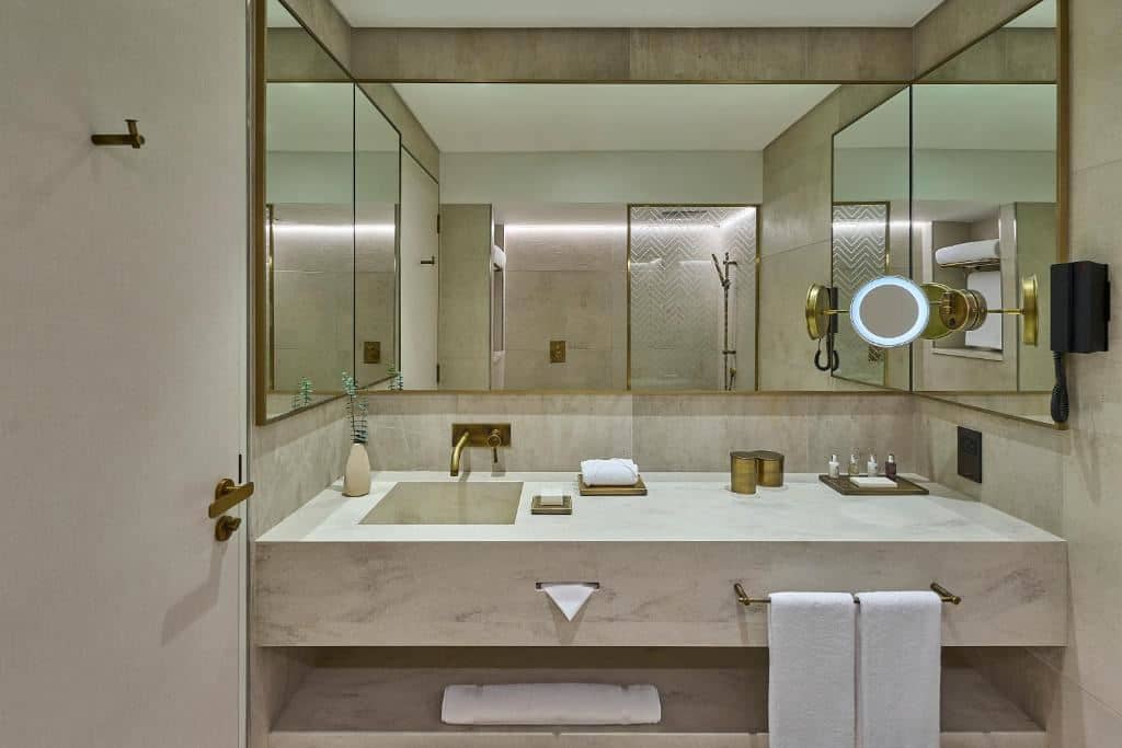 rooms-family-room-2-guest-room-interconnected-1-king-+-1-twin