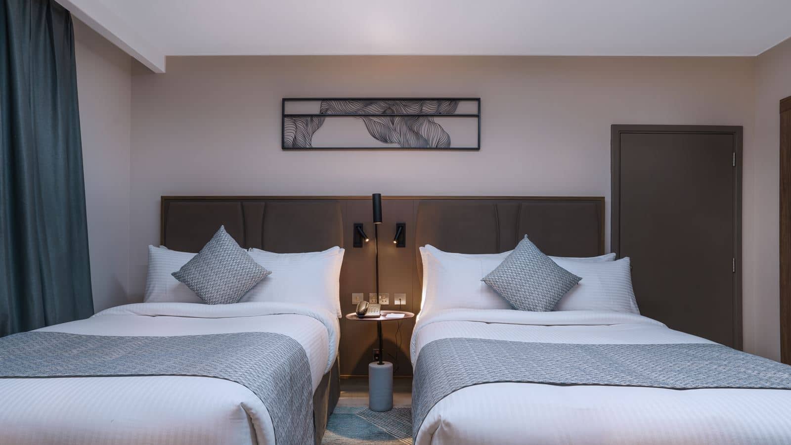 rooms-standard-city-view-deluxe-king-or-twin-bedroom