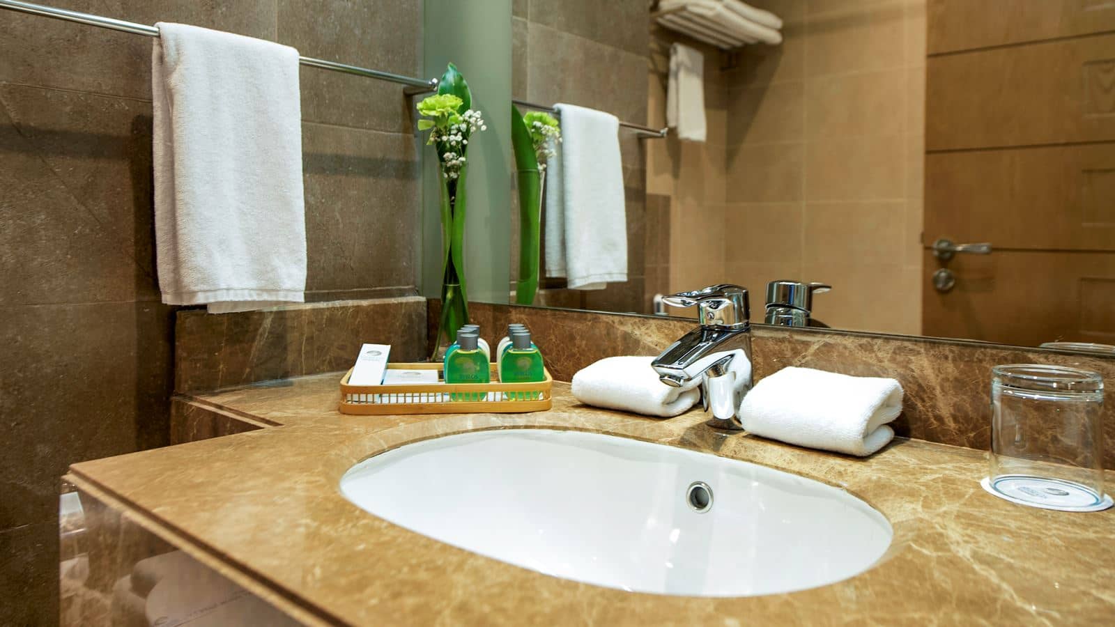 rooms-deluxe-room-city-view