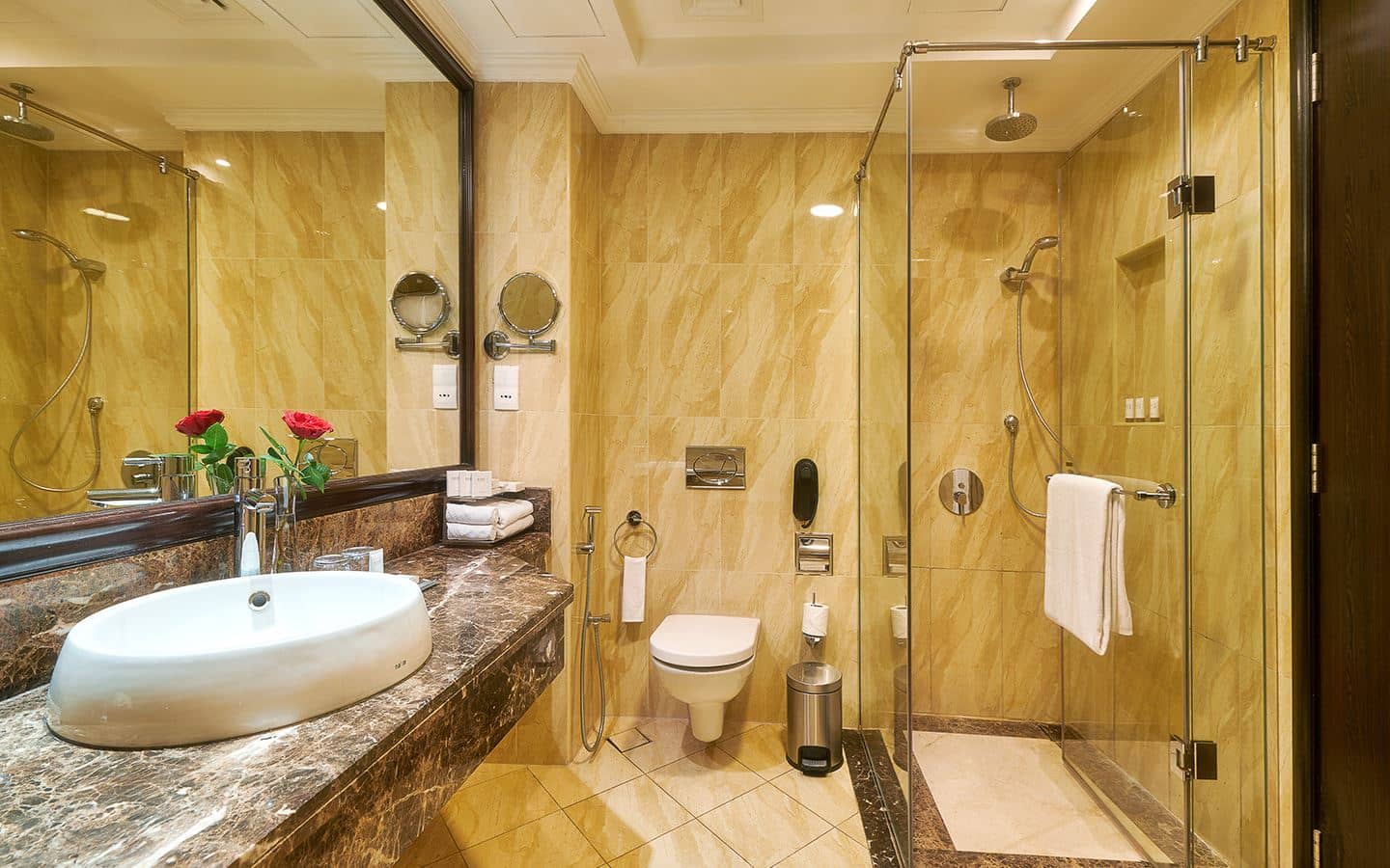 rooms-deluxe-sea-viewking-beds