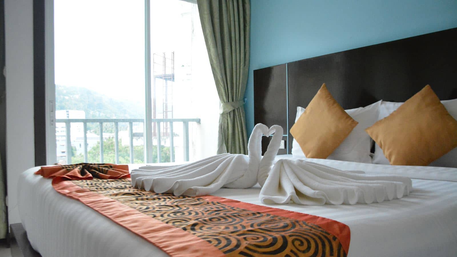 rooms-deluxe-room-with-bathtub