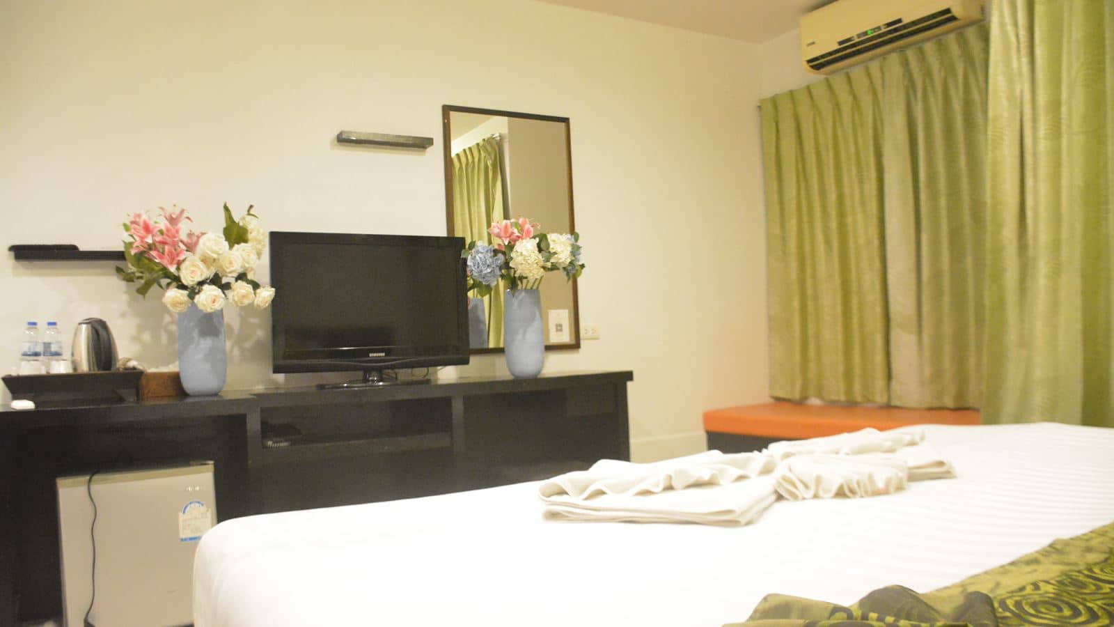 rooms-deluxe-room-with-bathtub